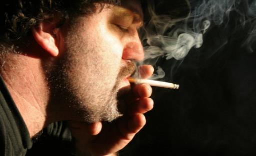 吸烟导致皮肤干燥加剧皱纹出现 7种方法帮你尽早戒烟