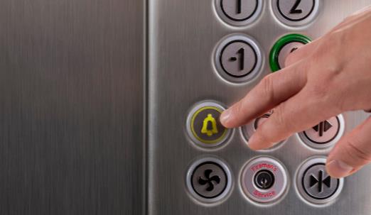 电梯的安全事故频出 被困在电梯的自救法