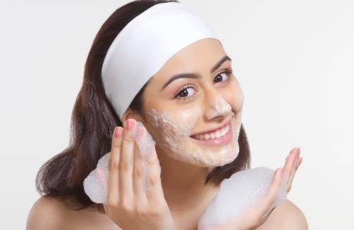 怎样洗脸能美白 5大方法洗出水光肌