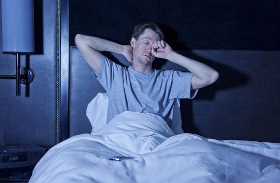 睡不着觉别急着吃药 跟着专家学习“助眠大法”