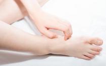 ​有脚气经常用盐水泡脚能杀菌吗 脚气病用药治疗法则