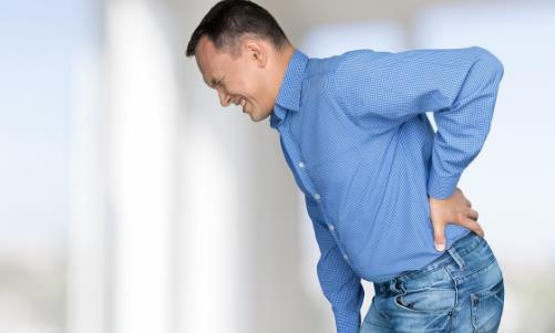 出现腰疼别强忍及早治疗是关键  三种腰疼的拔罐部位和方法