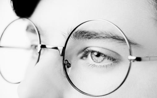 左右眼近视度数不同是怎么回事 近视能减轻吗