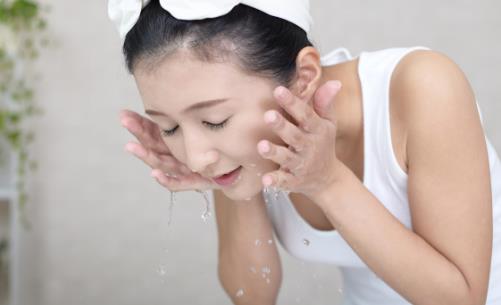 冬天洗脸冷水好还是热水好 不同的肤质用不同水洗脸