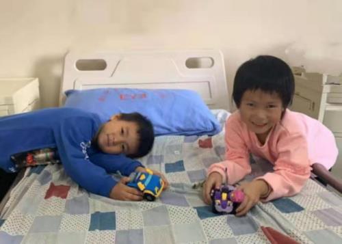 孩子看东西眯眼、歪头就是近视？可能是先天性白内障在搞鬼