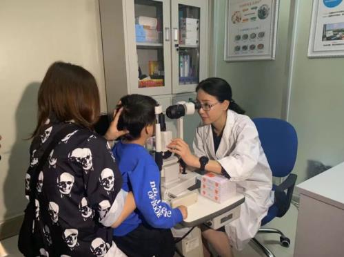 孩子看东西眯眼、歪头就是近视？可能是先天性白内障在搞鬼