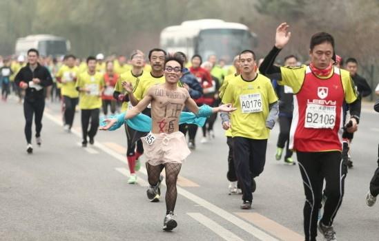 黑丝男子赤裸参加北京马拉松，胸前写QQ号欲征婚
