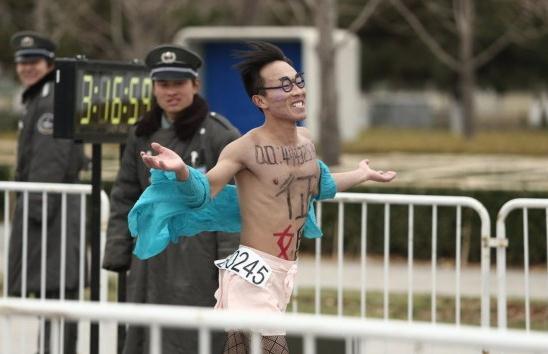 黑丝男子赤裸参加北京马拉松，胸前写QQ号欲征婚