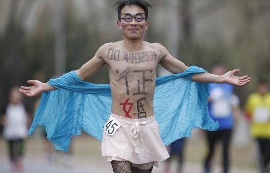 黑丝男子赤裸参加北京马拉松，胸前写QQ号欲征婚
