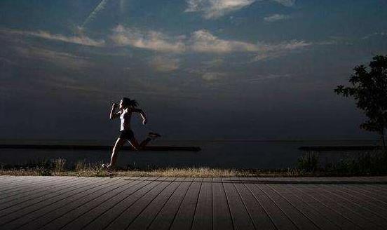 晚上跑步减肥 控制运动强度注意安全