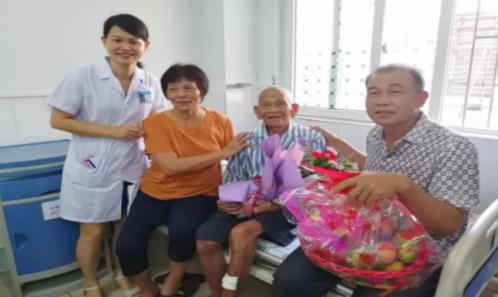 爱尔眼科白内障手术患者年龄相隔一个世纪