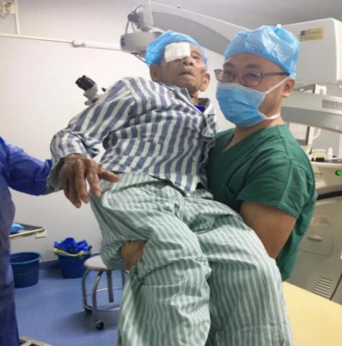 爱尔眼科白内障手术患者年龄相隔一个世纪