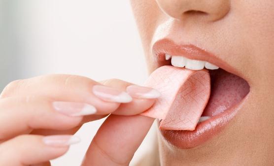 嚼口香糖能够缓解注意力 经常嚼口香糖对身体的利与弊 