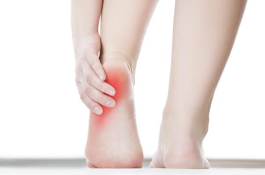 脚后跟底疼是怎么回事?了解这些原因,及时补充氨糖软骨素有助预防