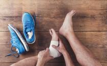 脚后跟底疼是怎么回事?了解这些原因,及时补充氨糖软骨素有助预防