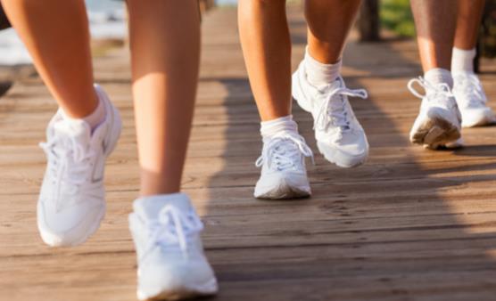 日行万步真能带来健康益处吗 三种走路姿势更伤害膝关节