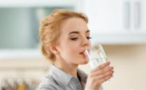 听信伪专家搞得不敢喝水了 保健水到底应该怎么喝