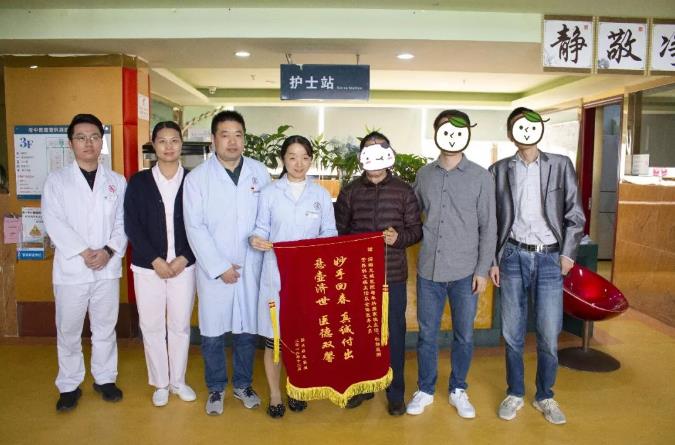 深圳龙城医院好不好【春暖回家路】新年患者送锦旗