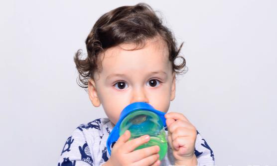 宝宝不爱喝水怎么办 宝宝喝水不宜一次性大量喝水