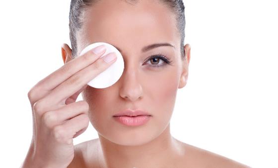 怎样完美卸掉眼妆 眼妆需要选用专用卸妆产品