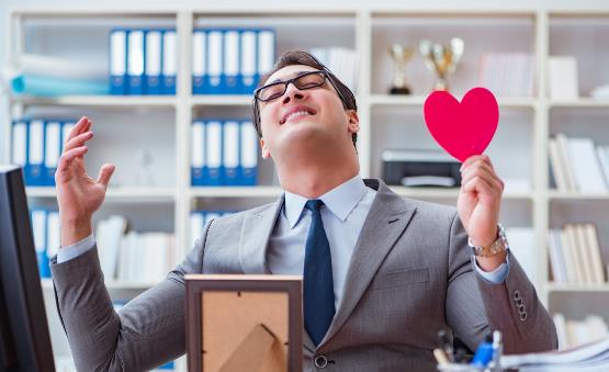 办公室恋情如何处理 办公室恋情有可能出现的问题
