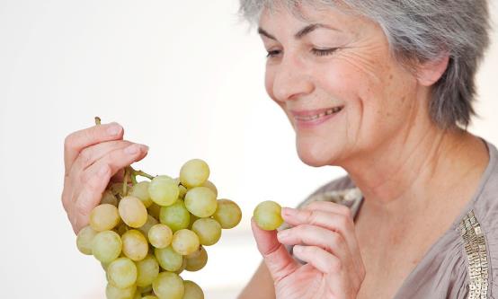 老年人吃水果要有选择地吃 适合冬季老人吃的水果