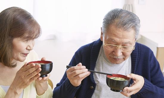 老人的冬季饮食原则 以温为主吃软不吃硬