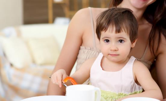 孩子总是不好好吃饭 从孩子的角度出发建立规律的饮食习惯