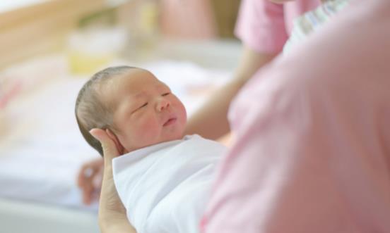 什么样的新生儿呕吐需要及时就医 预防新生儿呕吐的方法
