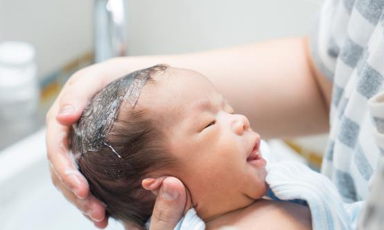 什么样的新生儿呕吐需要及时就医 预防新生儿呕吐的方法