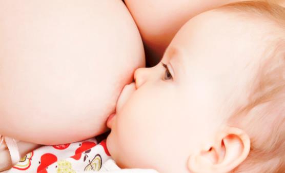 宝宝吃母乳身体发抖咋回事 母乳喂养时的注意事项