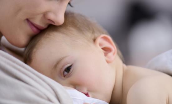 宝宝吃母乳身体发抖咋回事 母乳喂养时的注意事项