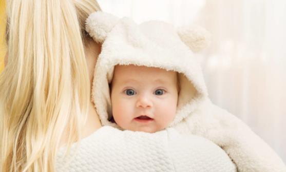 宝宝喝奶之后妈妈会拍嗝吗7招预防宝宝吐奶，照这样做就OK!