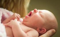 ​什么样的新生儿呕吐需要及时就医 预防新生儿呕吐的方法