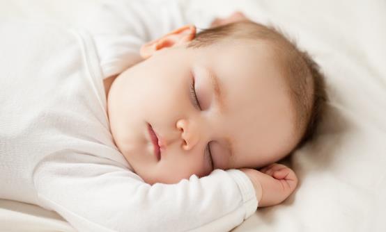 宝宝喜欢趴着睡有什么好处 哪些宝宝不适合趴睡