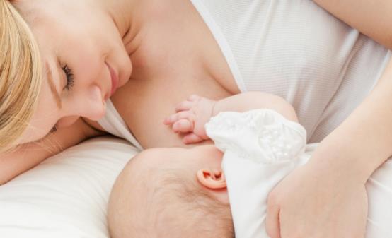 喂奶时玩手机对自己和宝宝都不好 哺乳中要注意避免的行为