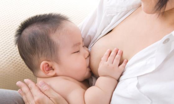 喂奶时玩手机对自己和宝宝都不好 哺乳中要注意避免的行为