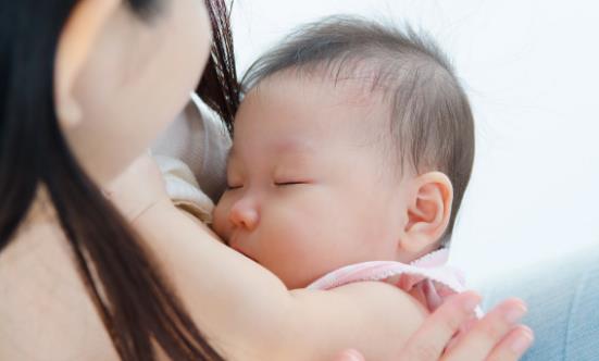 母乳喂养到几岁才最好？至少喂到1岁以后