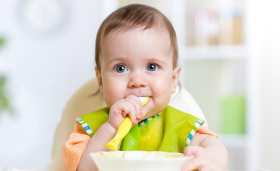 宝宝吃饭不配合的原因 如何解决宝宝吃饭问题