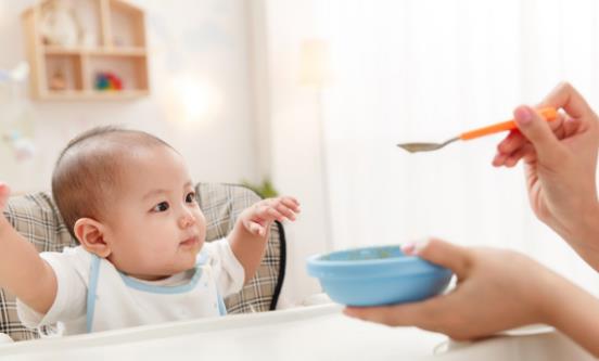 宝宝吃饭不配合的原因 如何解决宝宝吃饭问题