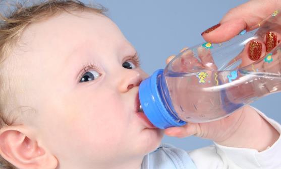 给婴幼儿喝水的讲究 判断喝水是否不够主要还是看尿量
