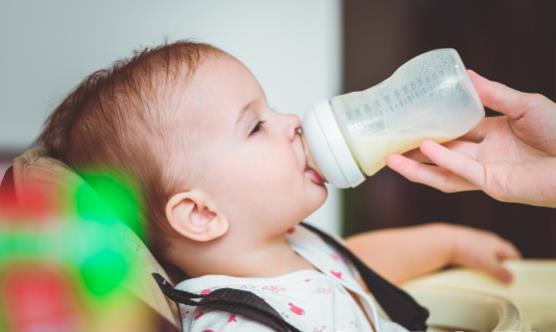 给宝宝冲奶粉泡泡很多怎么办 奶粉不起泡反而可能有问题