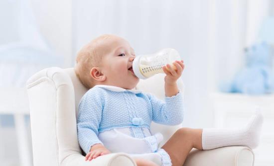 给宝宝冲奶粉泡泡很多怎么办 奶粉不起泡反而可能有问题