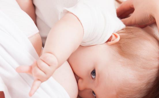 母乳喂养好处多多 产妇可预防缺铁性贫血还有助于瘦身