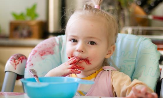 宝宝爱抠嘴巴常见原因分析 宝宝总抠嘴的正确纠正方法