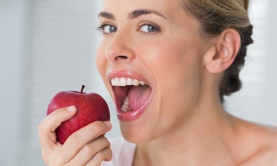 吃苹果减缓皮肤老化提高记忆力 晚上吃苹果的禁忌