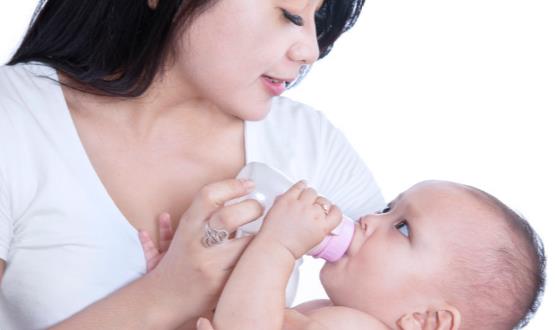 夜奶频繁影响宝宝发育 如何给宝宝断夜奶