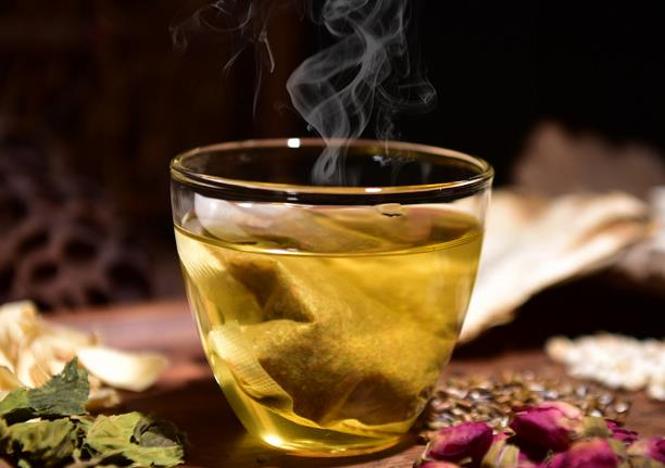 朴沏用心做好茶,极简养身心