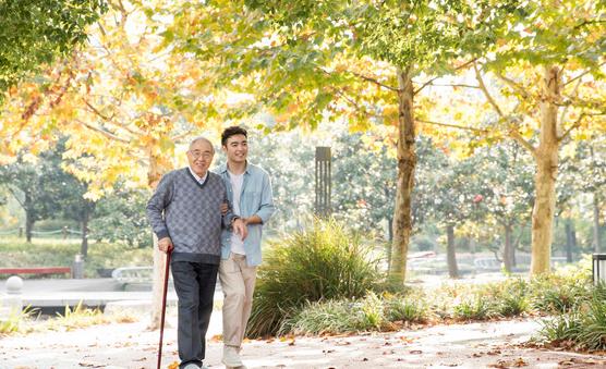 老人散步谨记四要领 最适合中老年人的散步方法 