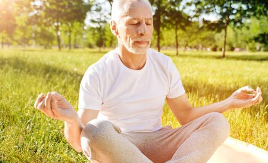 老人练瑜伽能调理心境 练瑜伽的注意事项